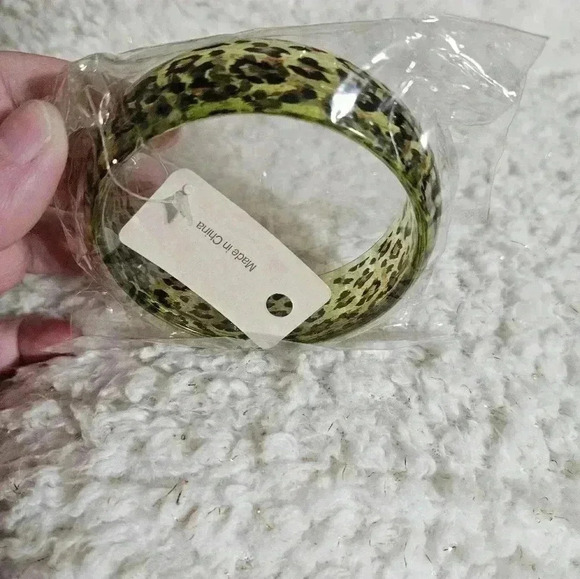 ❤️Free with bundle❤️NWT- Charlotte accessories bangle bracelet! - Picture 2 of 3